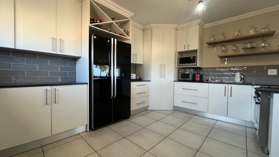 5 Bedroom Property for Sale in Wavecrest Eastern Cape